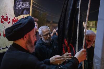 أهالي بابل ينظمون مراسيم رفع راية الإمام الحسن (عليه السلام) بذكرى استشهاده