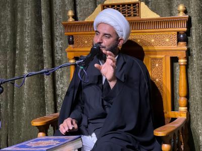 تفاعل طلبة الحوزة العلمية مع خيمة سيد الماء على طريق زائري الأربعين