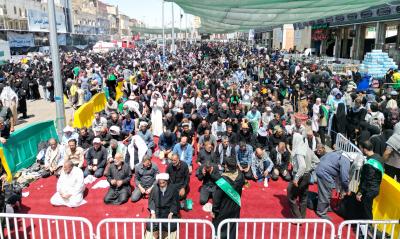 بمشاركة الزائرين.. الشؤون الدينيّة يقيم صلاة الجماعة عند مرقد أبي الفضل العباس (عليه السلام)