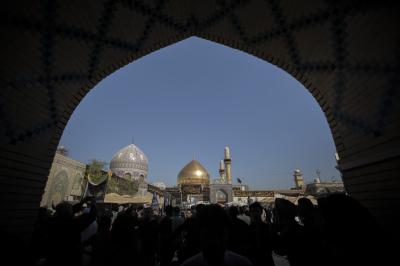 أهالي كربلاء يحيون شهادة الإمام الحسن العسكري (عليه السلام) عند مرقده الطاهر في سامراء