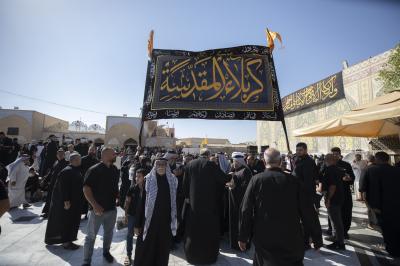 أهالي كربلاء يحيون شهادة الإمام الحسن العسكري (عليه السلام) عند مرقده الطاهر في سامراء