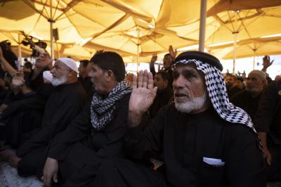 أهالي كربلاء يحيون شهادة الإمام الحسن العسكري (عليه السلام) عند مرقده الطاهر في سامراء