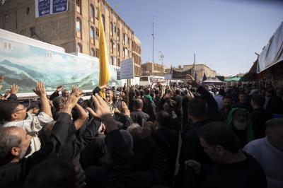 أهالي كربلاء يحيون شهادة الإمام الحسن العسكري (عليه السلام) عند مرقده الطاهر في سامراء