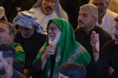 أهالي كربلاء يحيون شهادة الإمام الحسن العسكري (عليه السلام) عند مرقده الطاهر في سامراء