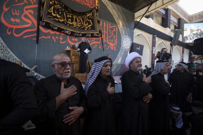 أهالي كربلاء يحيون شهادة الإمام الحسن العسكري (عليه السلام) عند مرقده الطاهر في سامراء