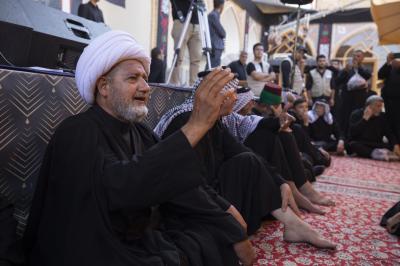 أهالي كربلاء يحيون شهادة الإمام الحسن العسكري (عليه السلام) عند مرقده الطاهر في سامراء