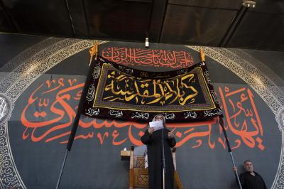 أهالي كربلاء يحيون شهادة الإمام الحسن العسكري (عليه السلام) عند مرقده الطاهر في سامراء