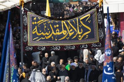 أهالي كربلاء يحيون شهادة الإمام الحسن العسكري (عليه السلام) عند مرقده الطاهر في سامراء
