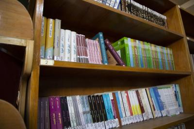 جملة من الخدمات والأنشطة تقدمها مكتبة جامعة العميد لرفع جودة العملية التعليمية
