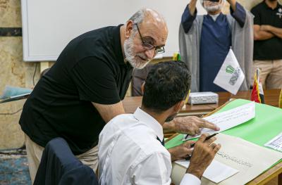 المجمَع العلميّ يقيم ورشة فنّية للخطّاطين المشاركين في مسابقة الثقلين لخطّ المصحف الشريف