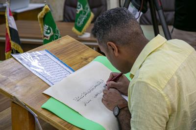 المجمَع العلميّ يقيم ورشة فنّية للخطّاطين المشاركين في مسابقة الثقلين لخطّ المصحف الشريف