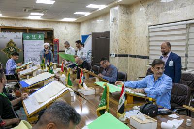 المجمَع العلميّ يقيم ورشة فنّية للخطّاطين المشاركين في مسابقة الثقلين لخطّ المصحف الشريف