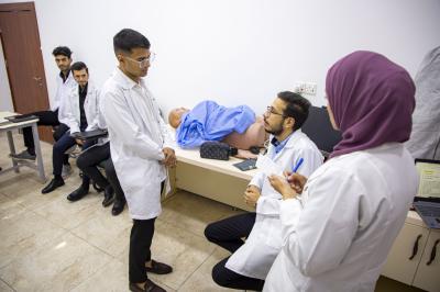 جامعة العميد: تحديث المناهج الدراسية الطبية بشكل مستمر لمواكبة نظم التعليم العالمية