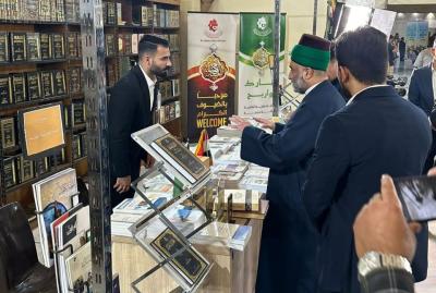 الأمين العام للعتبة العباسية يطلع على جناح العتبة المقدسة في معرض الكتاب الدولي التاسع