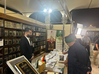 الأمين العام للعتبة العباسية يطلع على جناح العتبة المقدسة في معرض الكتاب الدولي التاسع