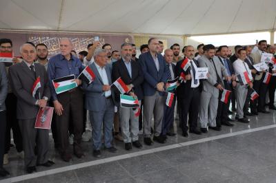 جامعة العميد تنظم وقفة تأييد لموقف المرجعية العليا بشأن ما يتعرض له الشعب الفلسطيني