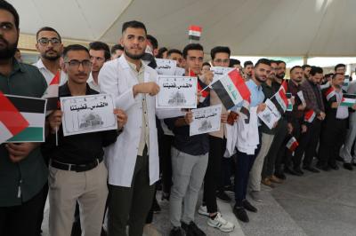 جامعة العميد تنظم وقفة تأييد لموقف المرجعية العليا بشأن ما يتعرض له الشعب الفلسطيني