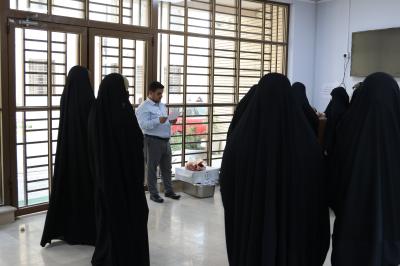 مجموعة العميد تقسم الملاكات المشاركة إلى فرق لتنظيم المسير في حفل تخرّج طالبات الجامعات