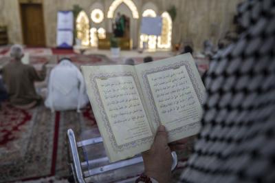 المؤمنون يشاركون بمحفل دعاء الندبة عند مقام الإمام المهدي (عجل الله فرجه)