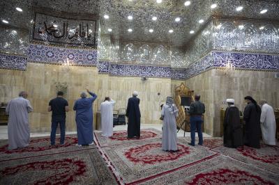 المؤمنون يشاركون بمحفل دعاء الندبة عند مقام الإمام المهدي (عجل الله فرجه)