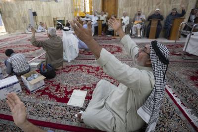 المؤمنون يشاركون بمحفل دعاء الندبة عند مقام الإمام المهدي (عجل الله فرجه)