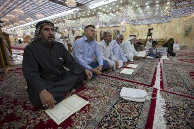 المؤمنون يشاركون بمحفل دعاء الندبة عند مقام الإمام المهدي (عجل الله فرجه)