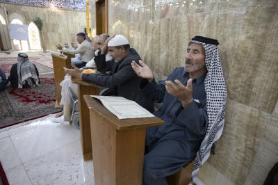 المؤمنون يشاركون بمحفل دعاء الندبة عند مقام الإمام المهدي (عجل الله فرجه)