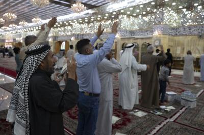 المؤمنون يشاركون بمحفل دعاء الندبة عند مقام الإمام المهدي (عجل الله فرجه)