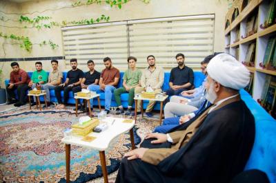 قسم شؤون المعارف يكرّم المصوّرين المشاركين في فقرة (الأربعين بعدستك)