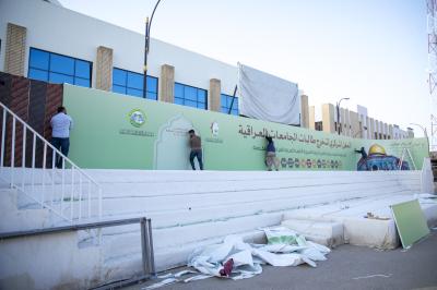 المباشرة بنصب البوسترات الخاصة بحفل تخرج بنات الكفيل في مجموعة العميد