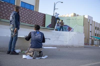المباشرة بنصب البوسترات الخاصة بحفل تخرج بنات الكفيل في مجموعة العميد