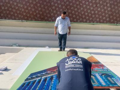 المباشرة بنصب البوسترات الخاصة بحفل تخرج بنات الكفيل في مجموعة العميد