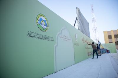 المباشرة بنصب البوسترات الخاصة بحفل تخرج بنات الكفيل في مجموعة العميد