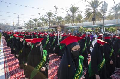 رسائل في العفة وحفظ الحجاب تبعثها مسيرة الطالبات عند ساحة ما بين الحرمين