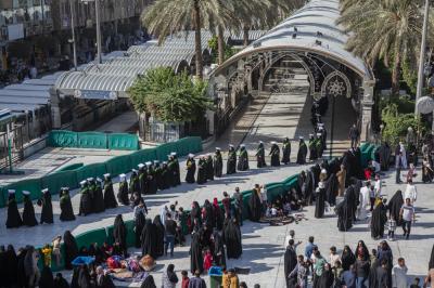 رسائل في العفة وحفظ الحجاب تبعثها مسيرة الطالبات عند ساحة ما بين الحرمين