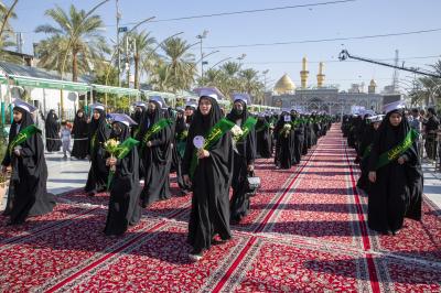 رسائل في العفة وحفظ الحجاب تبعثها مسيرة الطالبات عند ساحة ما بين الحرمين