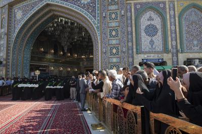 رسائل في العفة وحفظ الحجاب تبعثها مسيرة الطالبات عند ساحة ما بين الحرمين
