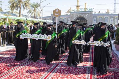 رسائل في العفة وحفظ الحجاب تبعثها مسيرة الطالبات عند ساحة ما بين الحرمين