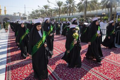 رسائل في العفة وحفظ الحجاب تبعثها مسيرة الطالبات عند ساحة ما بين الحرمين