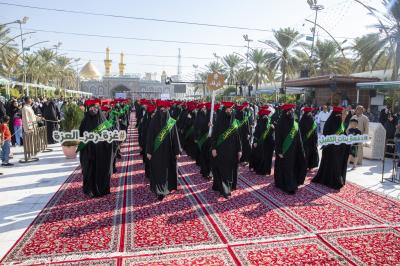 رسائل في العفة وحفظ الحجاب تبعثها مسيرة الطالبات عند ساحة ما بين الحرمين
