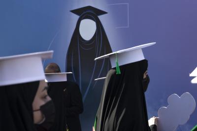 رسائل في العفة وحفظ الحجاب تبعثها مسيرة الطالبات عند ساحة ما بين الحرمين