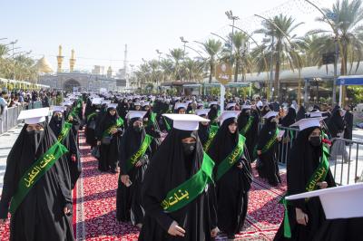 رسائل في العفة وحفظ الحجاب تبعثها مسيرة الطالبات عند ساحة ما بين الحرمين