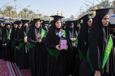 رسائل في العفة وحفظ الحجاب تبعثها مسيرة الطالبات عند ساحة ما بين الحرمين
