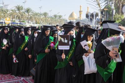 رسائل في العفة وحفظ الحجاب تبعثها مسيرة الطالبات عند ساحة ما بين الحرمين