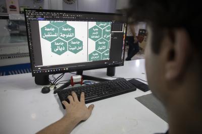 مركز الكفيل للإعلان يجهّز المستلزمات الخاصة بحفل تخرّج طلبة الجامعات العراقية