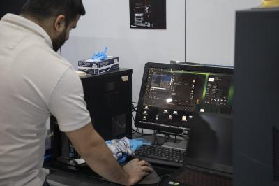 مركز الكفيل للإعلان يجهّز المستلزمات الخاصة بحفل تخرّج طلبة الجامعات العراقية