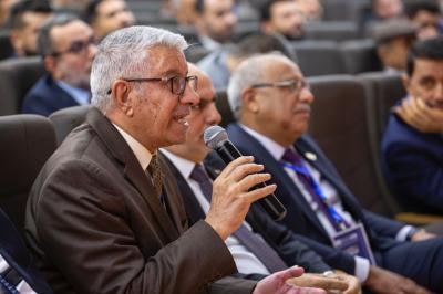 باحثان في الآثار يدرسان عناصر تصميم الفراغ الداخلي وأساليب العرض المتحفي