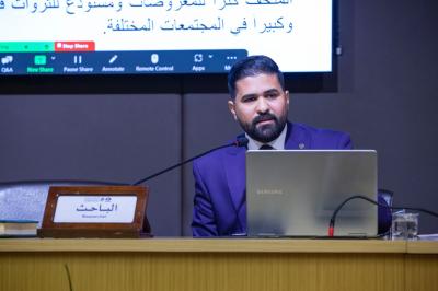 باحثان في الآثار يدرسان عناصر تصميم الفراغ الداخلي وأساليب العرض المتحفي