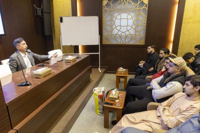 قسم العلاقات العامة يقدّم محاضرة حول تاريخ مدينة كربلاء لوفدٍ أجنبي