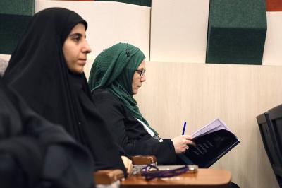 باحثة بحرينية تتناول منهاج السيدة الزهراء (عليه السلام) في مواجهة الانحرافات والفتن